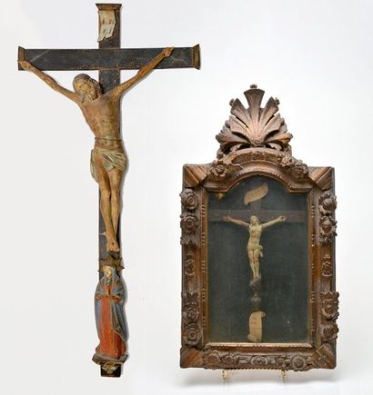 XIXème siècle Un crucifix en os et bois représentant le Christ crucifié en son centre,...