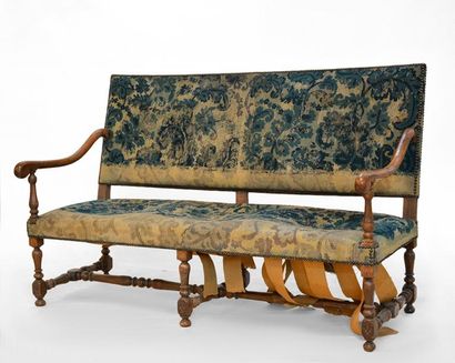 TRAVAIL du XVIIIème siècle Canapé en bois mouluré et sculpté, la garniture en tapisserie...