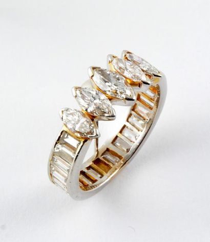 null OR 18K ET DIAMANTS *Bague en or blanc et jaune 18K sertie de 5 diamants de taille...