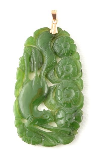 null OR 14K ET JADE *Pendentif en jade vert foncé au motif d'un écureuil et de fleurs...