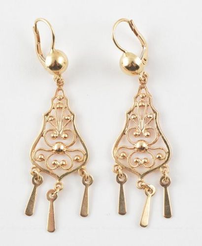 null OR 18K *Paire de pendants d'oreilles en or jaune 18K. Poids: 5.9g.

18K GOLD...