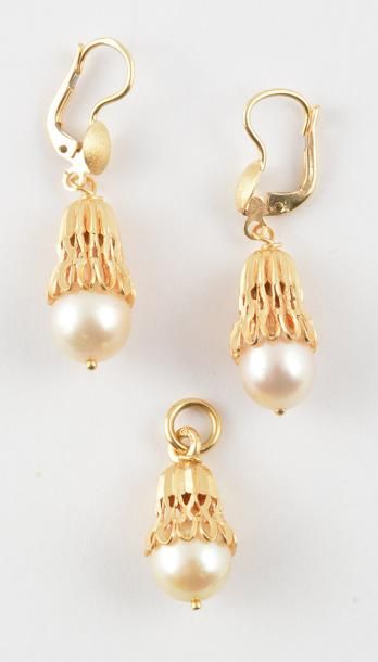 null OR 18K ET PERLES *Ensemble en or jaune 18K composé d'une paire de pendants d'oreilles...