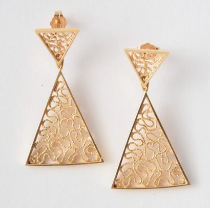 null OR 14K *Paire de pendants d'oreilles en or jaune 14K de forme triangulaire....