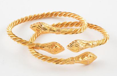 null OR 22K *Suite de 2 bracelets torsadés en or jaune 22K se terminant par des têtes...