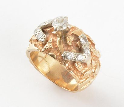 null OR 10K ET DIAMANTS *Bague en or jaune 10K sertie d'un diamant pesant approximativement...