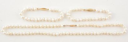 null OR 14K ET PERLES *Ensemble comprenant 1 collier et 2 bracelets de perles de...