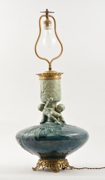 Vase Vase monté en lampe à glaçure verte et bleue, le col orné de deux enfants jouant,...