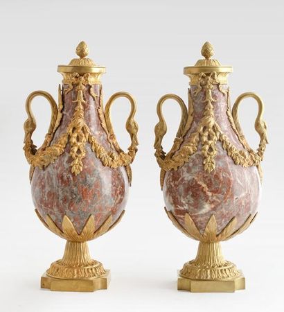 Bronze Paire d’urnes couvertes à deux anses en marbre rouge veiné blanc et gris,...