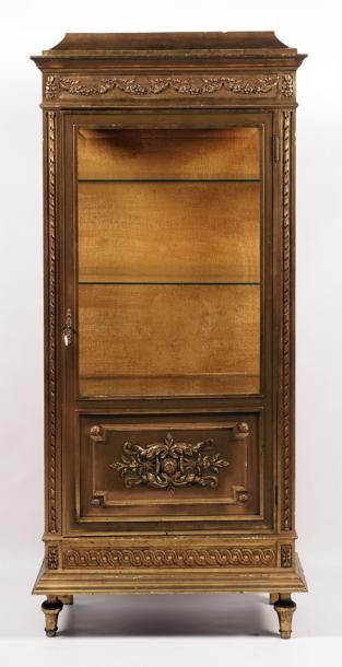 Style Louis XVI Vitrine en bois doré de style Louis XVI. H: 167.5cm - 66" L: 76cm...