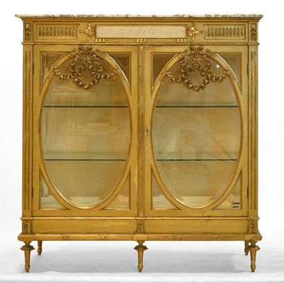 NAPOLÉON III Meuble vitrine Napoléon III en bois doré et sculpté à décor de guirlandes,...
