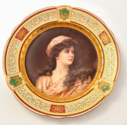 ROYAL VIENNA Assiette en porcelaine polychrome de Royal Vienna à décor d’un portrait...