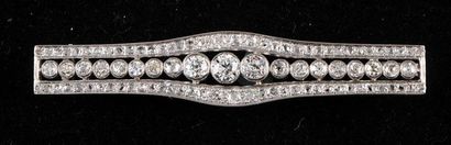 null Broche en platine pour dame de style Art Deco sertie de 3 diamants de taille...