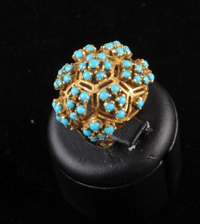 null Bague en or jaune 18K sertie de 59 turquoises naturelles. Poids total: 10.10gr....