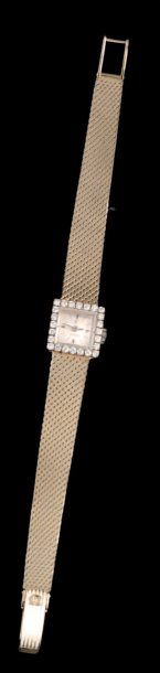 OMEGA Bracelet montre de dame en or gris, le cadran carré dans un entourage de diamants,...