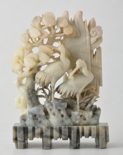 CHINE Groupe sculpté en agate représentant deux grues se tenant près d'un pin, parmi...