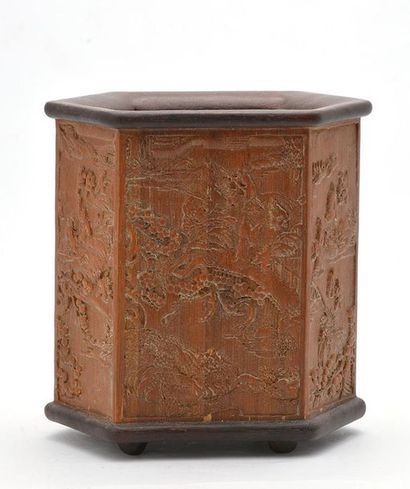 CHINE XIXe Pot à pinceaux hexagonal en bois sculpté à décor de paysages et de scènes...