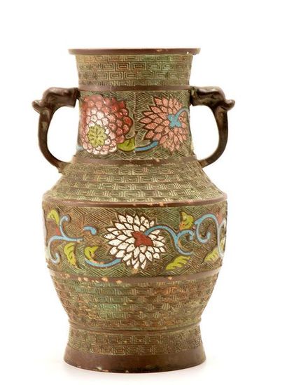 JAPON DÉBUT XXe Vase en bronze à décor de fleurs de lotus polychromes en email sur...