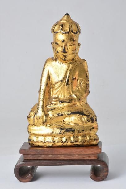 VIETNAM FIN XIXe Petite statuette de Bouddha assis en bois doré. On joint son socle...