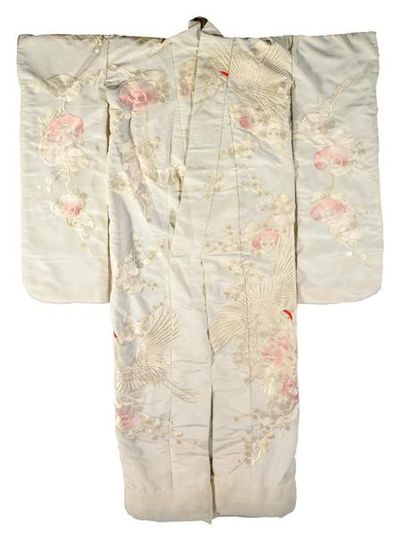JAPON, époque Meiji Grand kimono en soie brodée de fleurs et de grues. Japon, époque...