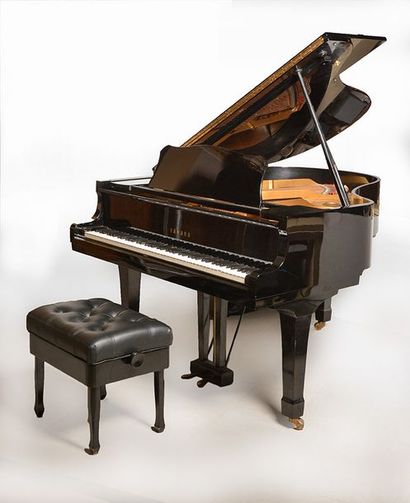 YAMAHA YAMAHA Piano quart-de-queue laqué noir Modèle G2 Numéroté 1463551 102x168x147.5cm...