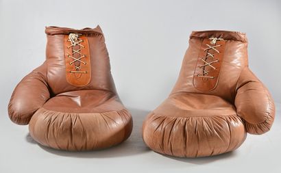 BERGER, Ueli pour DE SEDE, d'après Poufs en cuir en forme de gants de boxe inspirés...