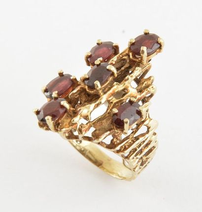 OR 14K 14K yellow gold ring set with 6 red stones, probably garnets. Weight: 8.7g...