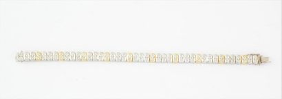 OR 18K ET DIAMANTS Bracelet "Tennis" en or jaune et blanc 18K serti de 84 diamants...