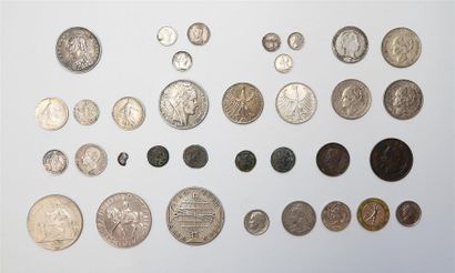 null Ensemble de 18 monnaies argent XIX et XXème siècle dont Couronne Victoria 1887,...