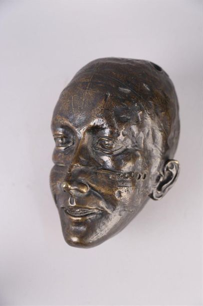 null Ivan THEIMER (1944) Tête d'homme à une oreille. 
Sujet en bronze signé et daté...