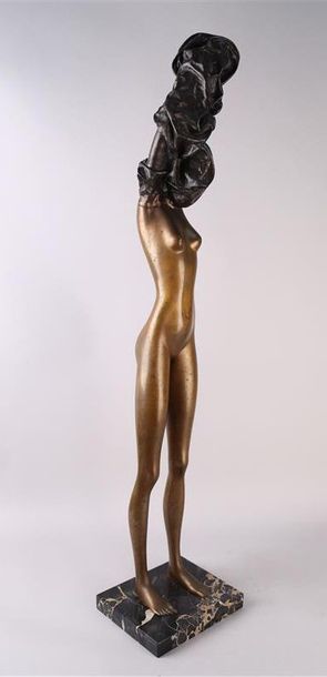 null Bruno BRUNI (1935) Femme se dénudant.
Sujet en bronze signé et marque du fondeur...