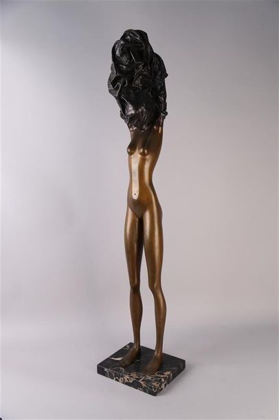 null Bruno BRUNI (1935) Femme se dénudant.
Sujet en bronze signé et marque du fondeur...