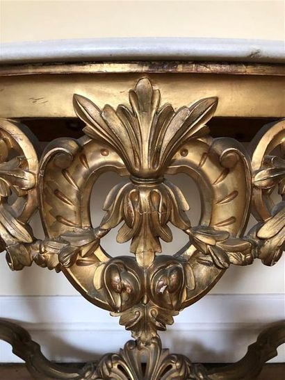 null Console de style Louis XV en bois sculpté et doré de feuillages stylisés reposant...