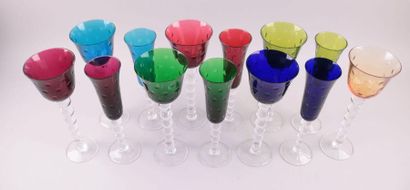 null SAINT LOUIS, 6 flûtes et 7 verres Roemers en cristal coloré modèle Bubbles....