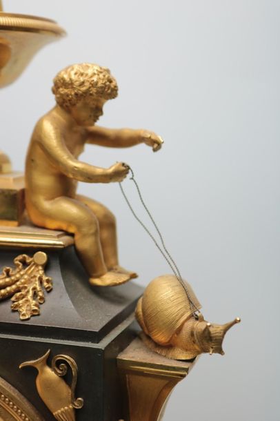 null Pendule en bronze mat et bronze doré à décor de Poséïdon, entouré de sirènes...