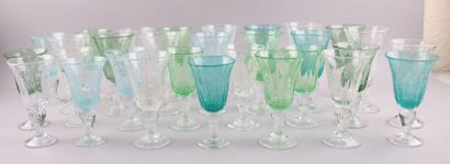 null BIOT, ensemble de 30 verres en verre soufflé de quatre nuances différentes (blanc,...