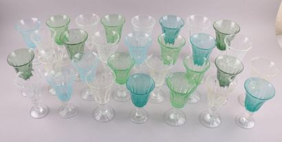 null BIOT, ensemble de 30 verres en verre soufflé de quatre nuances différentes (blanc,...