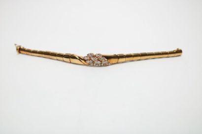 null Bracelet rigide articulé en or jaune et diamants à motif central composé de...