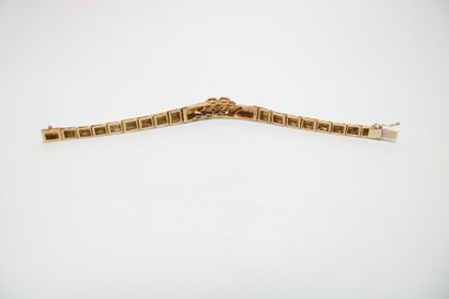 null Bracelet rigide articulé en or jaune et diamants à motif central composé de...