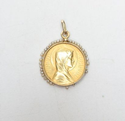 null Médaille en or jaune à l'effigie de la Vierge entourée de perles - 3 g