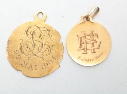 null Suite de deux médailles en or jaune à décor d'un calice pour l'une et et d'un...