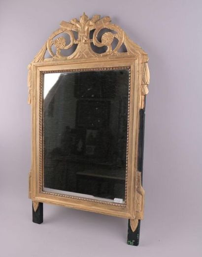 null Glace en bois doré de style Louis XVI, à fronton à enroulements - 80 x 48 cm...