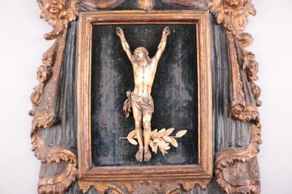 null Christ en croix en ivoire dans un cadre en bois doré richement sculpté d'angelots,...