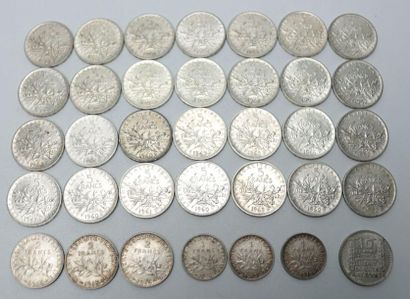 null Trente-cinq pièces en argent : 28 pièces de 5 francs XIXème ( de 1960 à 1967),...