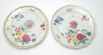null Deux assiettes en porcelaine de la Compagnie des Indes à décor de fleurs. Ø....
