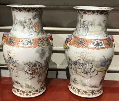 null Paire de vases en porcelaine à décor de personnages. H. 35 cm (deux égrenures...