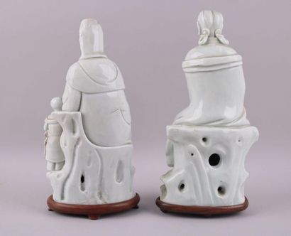 null Maternité, Deux sujets en porcelaine extrême-orient. H. 24 cm, sur des socles...