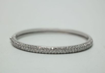 null Bracelet jonc ouvrant en or blanc serti d'un pavage de diamants. Poids brut...