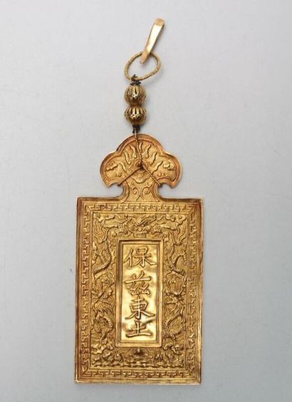  Pendentif plaque rectangulaire en or jaune à décor de dragons et idéogrammes - Poids...