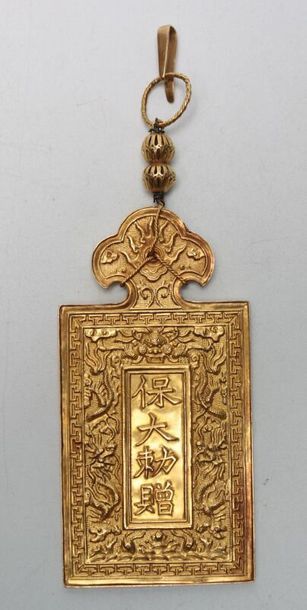  Pendentif plaque rectangulaire en or jaune à décor de dragons et idéogrammes - Poids...