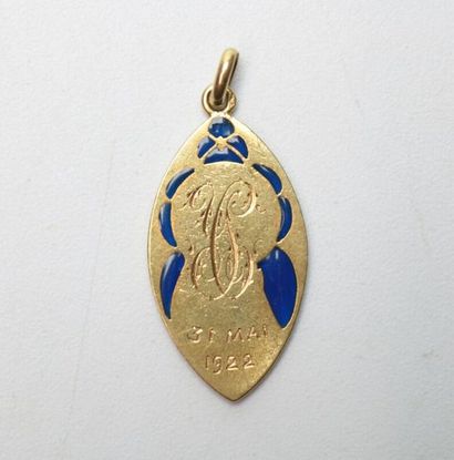 null Médaille en or jaune de forme navette au profil de la Vierge et émail bleu,...